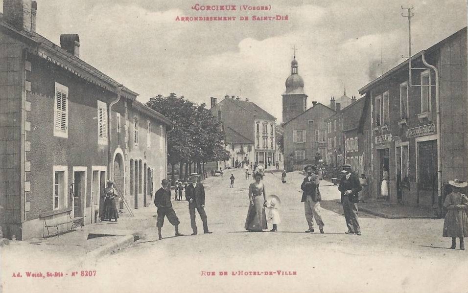 L'hôtel de ville de Corcieux sur une carte postale ancienne