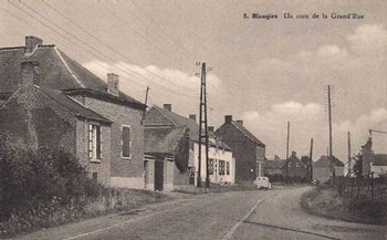un coin de la grand rue représentée sur une carte postale ancienne de Blaugies (hainaut belge)