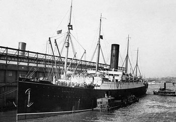 Le Carpathia à New York après avoir débarqué les rescapés du Titanic