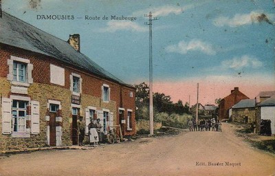 La route de Maubeuge à Damousies sur une carte postale ancienne