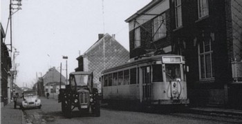 carte postale ancienne de La rue de Boussu à dour sur une carte postale ancienne