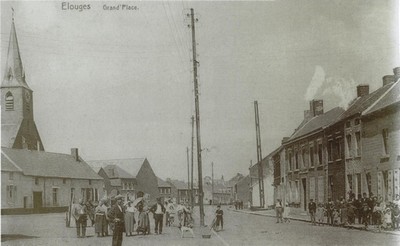 Carte postale ancienne qui represente la place de l'église à elouges