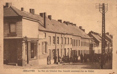 La rue du Général Mac Donald sur une carte postale ancienne