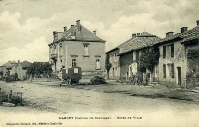 L'hôtel de ville de Margut sur une carte postale ancienne
