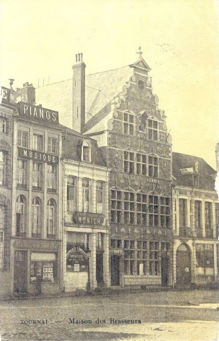 La maison des brasseurs à Tournai sur une carte postale ancienne