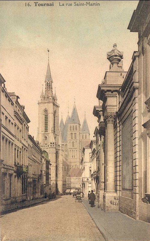 La rue Saint Martin à Tournai sur une carte postale ancienne