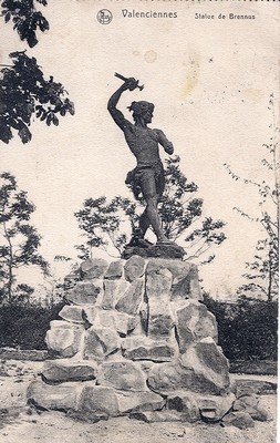 La statue de Brennus sur une carte postale ancienne de Valenciennes