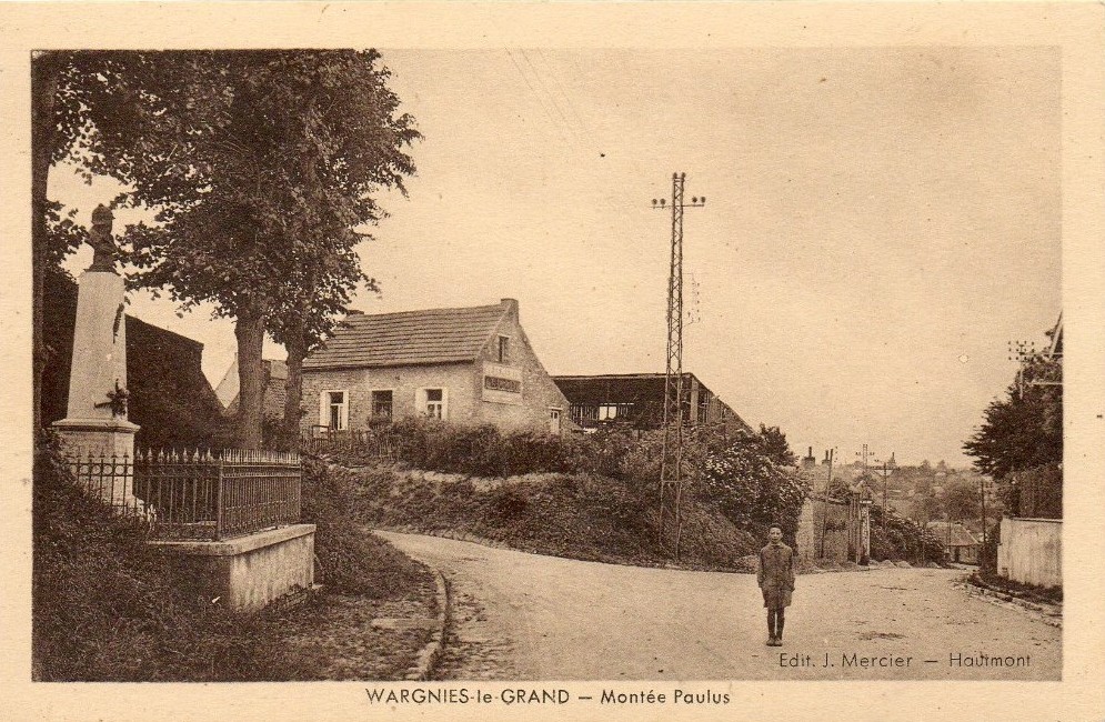 L'intérieur de la Salle des fêtes de Wargnies-le-Grand sur une carte postale ancienne