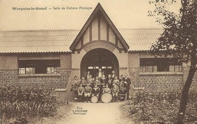 La salle de culture physique de Wargnies-le-Grand sur une carte postale ancienne