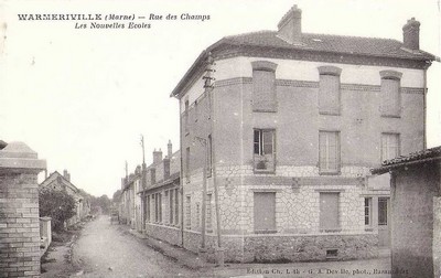 Les nouvelles écoles à Warmeriville sur une carte postale ancienne