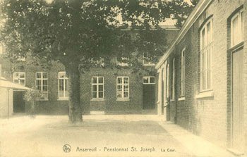 Une cour du Pensionnat Saint-Joseph à Anseroeul sur une carte postale ancienne