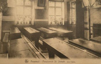 Une classe à l'intérieur du Pensionnat Saint-Joseph à Anseroeul sur une carte postale ancienne