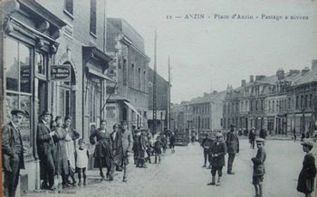 Le passage à niveau à Anzin sur une carte postale ancienne