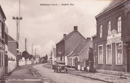 La Grande Rue à Attiches sur une carte postale ancienne