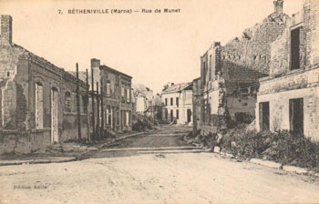 La rue Munet sur une carte postale ancienne de Bétheniville