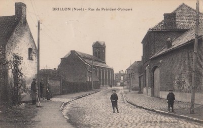 La rue du Président Poincaré à Brillon sur une carte postale ancienne