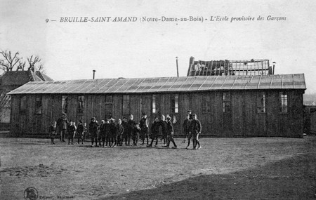 L'école provisoire des garçons de Notre-Dame-au-Bois à Bruille-Saint-Amand  sur une carte postale ancienne