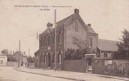 Les écoles de Notre-Dame-au-Bois à Bruille-Saint-Amand  sur une carte postale ancienne