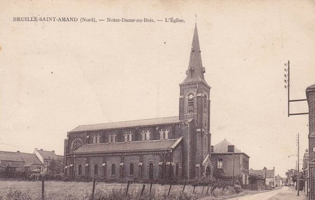 L'église de Notre-Dame-au-Bois à Bruille-Saint-Amand  sur une carte postale ancienne