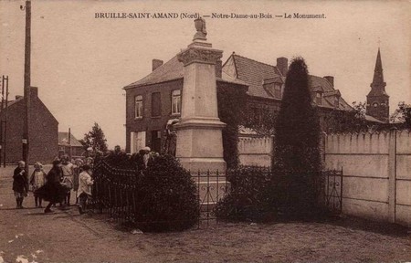 Le monument aux morts pour la France de Notre-Dame-au-Bois à Bruille-Saint-Amand  sur une carte postale ancienne