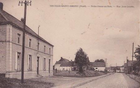 La rue Jean Jaurès à Bruille-Saint-Amand  sur une carte postale ancienne