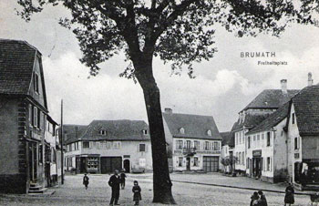 La place de la liberté à Brumath sur une carte postale ancienne