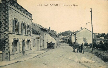 La rue de la gare de Château-Porcien sur une carte postale ancienne