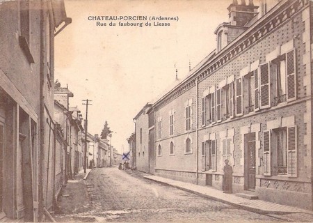 La rue du faubourg de Liesse de Château-Porcien sur une carte postale ancienne