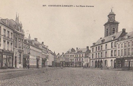 La place d'armes de Condé-sur-L'Escaut sur une carte postale ancienne