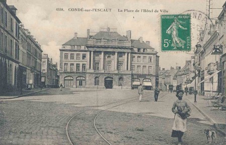 La place de l'hôtel de ville de Condé-sur-L'Escaut sur une carte postale ancienne