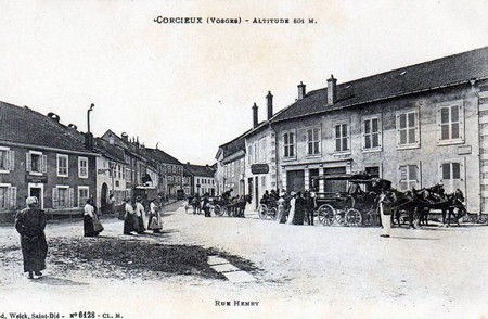 La rue Henry à Corcieux sur une carte postale ancienne