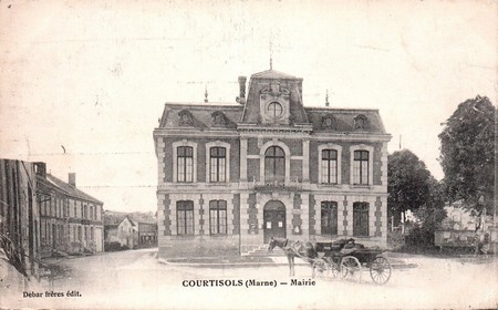 La mairie de Courtisols sur une carte postale ancienne