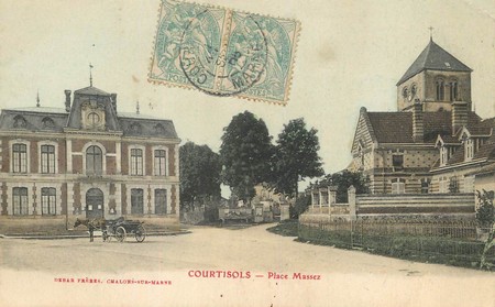La Place Massez de Courtisols sur une carte postale ancienne