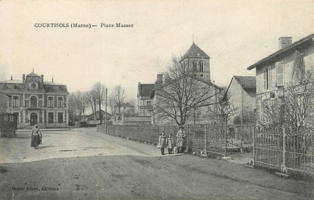 La Place Massez de Courtisols sur une carte postale ancienne