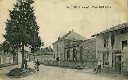 La Place Saint-Julien de Courtisols sur une carte postale ancienne