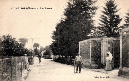 La rue Massez à Courtisols sur une carte postale ancienne