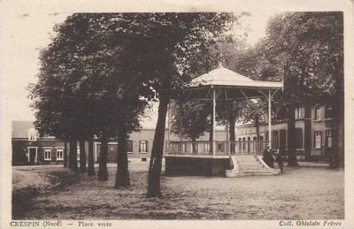 La Place Verte à Crespin sur une carte postale ancienne