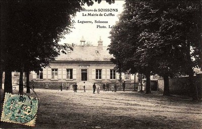 La mairie de Cuffies sur une carte postale ancienne