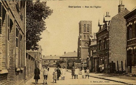 La rue de l'église à Dorignies sur une carte postale ancienne