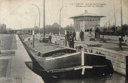 L'écluse de Dorignies sur une carte postale ancienne