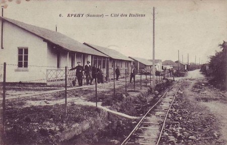 La cité des italiens d'Epehy sur une carte postale ancienne