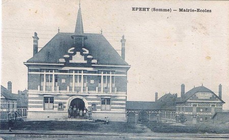la mairie et l'école d'Epehy sur une carte postale ancienne