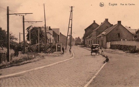 la rue du centre à Eugies en Belgique  sur une carte postale ancienne