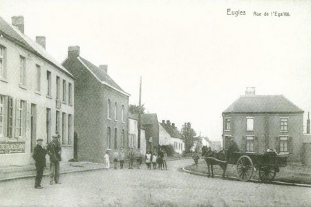 la rue de l'égalité à Eugies en Belgique  sur une carte postale ancienne