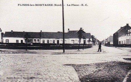 La place de Flines-les-Mortagne sur une carte postale ancienne