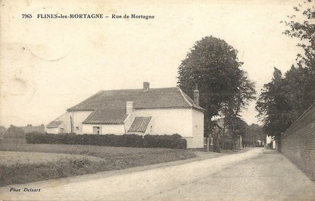 La Rue de Mortagne à Flines-les-Mortagne sur une carte postale ancienne