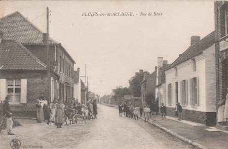 La Rue de Reux à Flines-les-Mortagne sur une carte postale ancienne