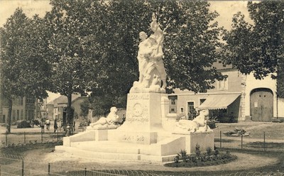 Le monuments aux morts de Florenville sur une carte postale ancienne
