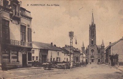 La rue de l'église de Florenville sur une carte postale ancienne