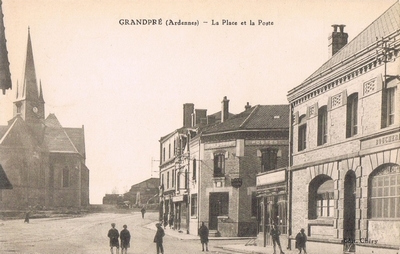 La Place et la Poste sur une carte postale ancienne